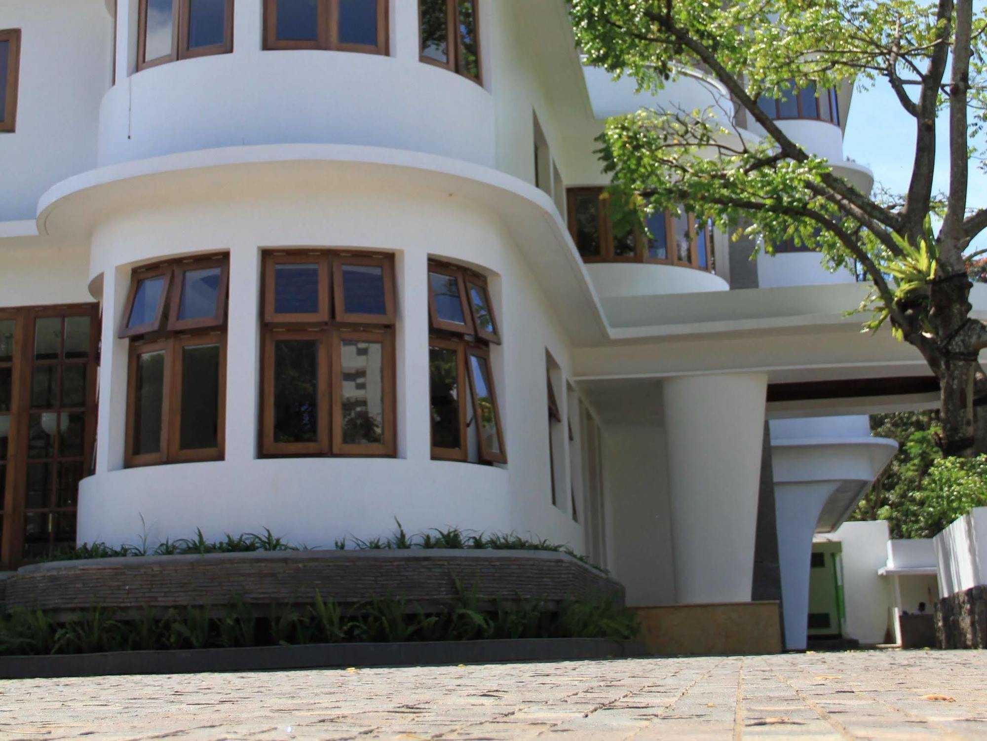 House Sangkuriang Hotel Bandung Ngoại thất bức ảnh